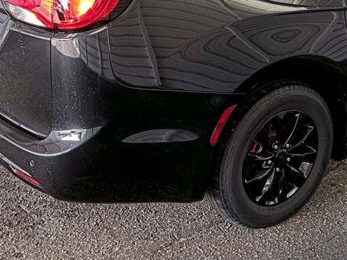 Used 2017 Chrysler Pacifica Touring-L FWD image 12