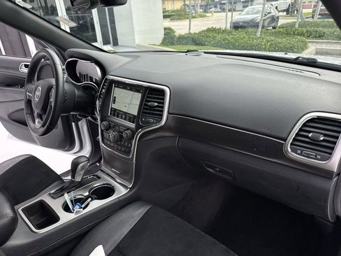 Used 2018 Jeep Grand Cherokee Altitude RWD image 32