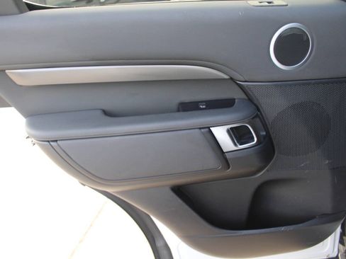 Used 2019 Land Rover Discovery SE AWD/4WD image 16