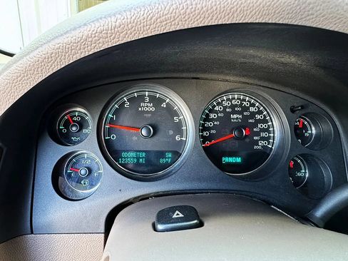 Used 2010 Chevrolet Suburban LTZ RWD image 27