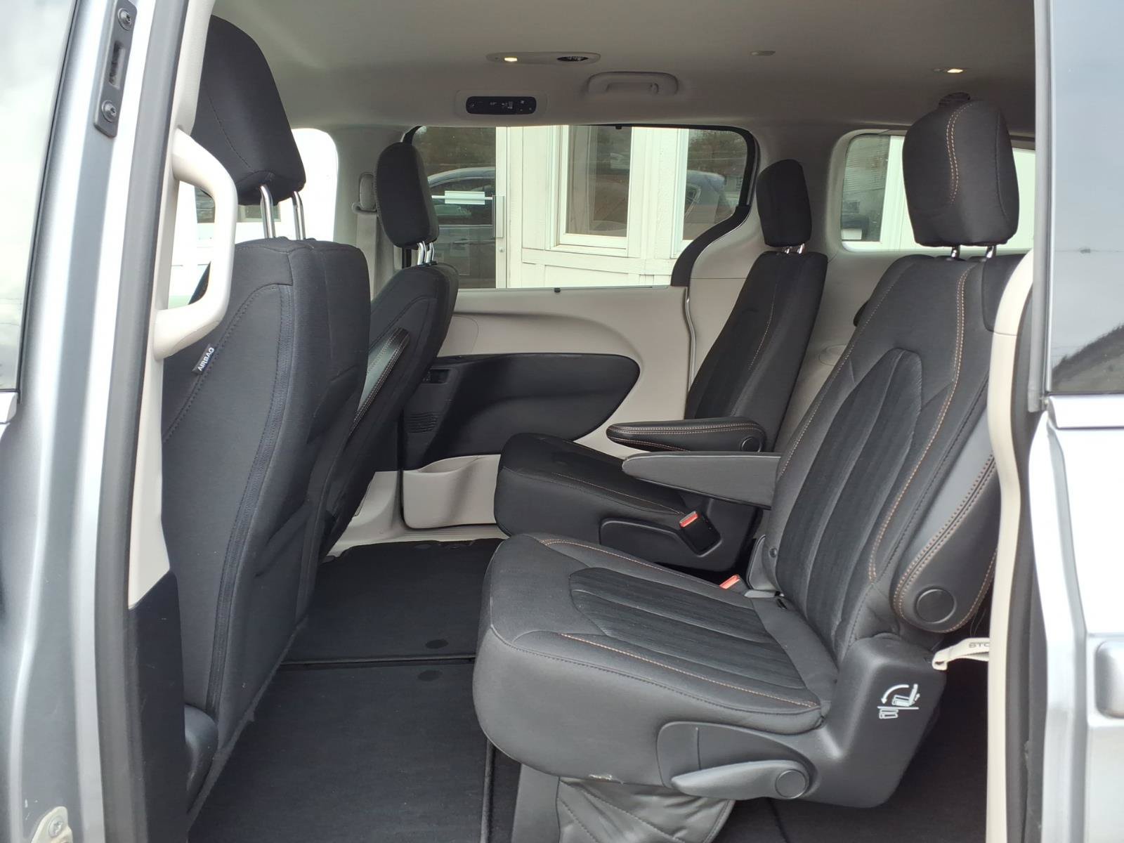 Used 2019 Chrysler Pacifica Touring Plus w/ Cold Weather Group FWD image 10
