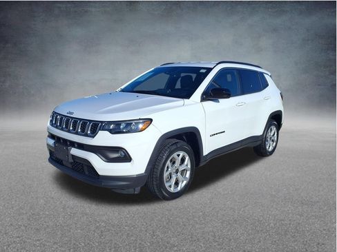 Used 2025 Jeep Compass Latitude AWD/4WD image 3
