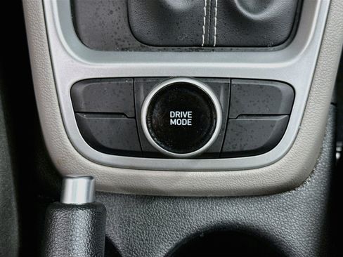 Used 2025 Hyundai Venue SEL FWD image 24
