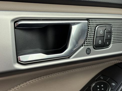 Used 2020 Ford Explorer Limited image 32