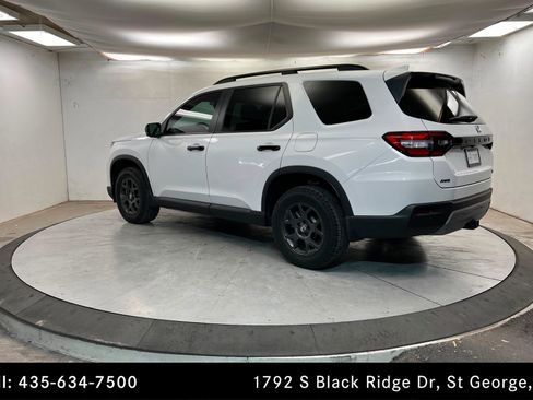 Used 2025 Honda Pilot TrailSport image 3