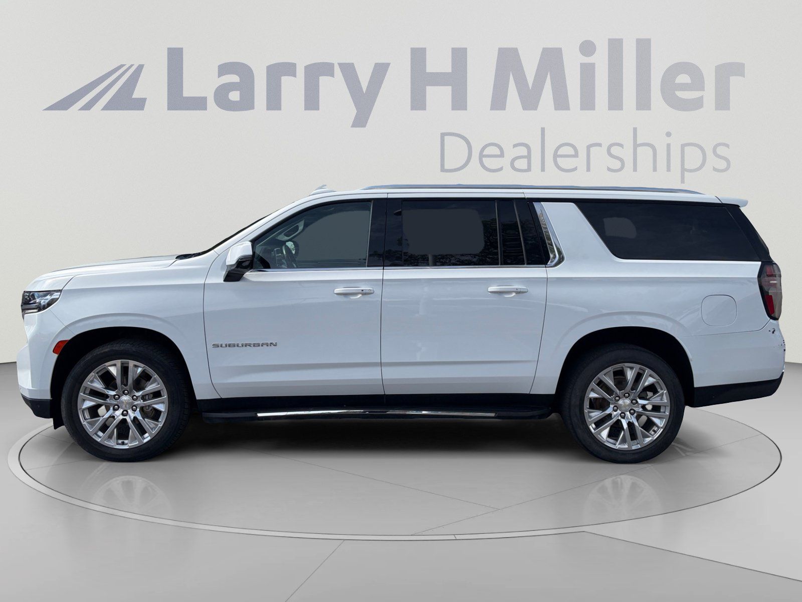 Used 2021 Chevrolet Suburban LT w/ Luxury Package AWD/4WD image 2