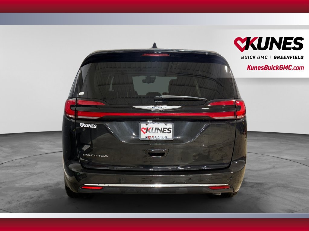 Used 2023 Chrysler Pacifica Touring-L FWD image 9