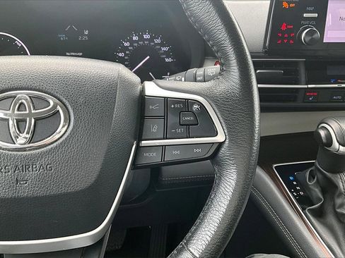 Used 2024 Toyota Sienna XLE image 17