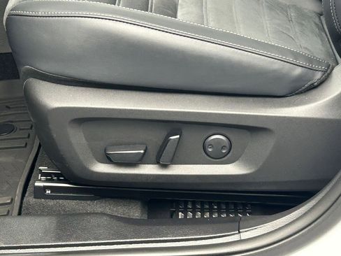 New 2025 Mitsubishi Outlander SE image 15