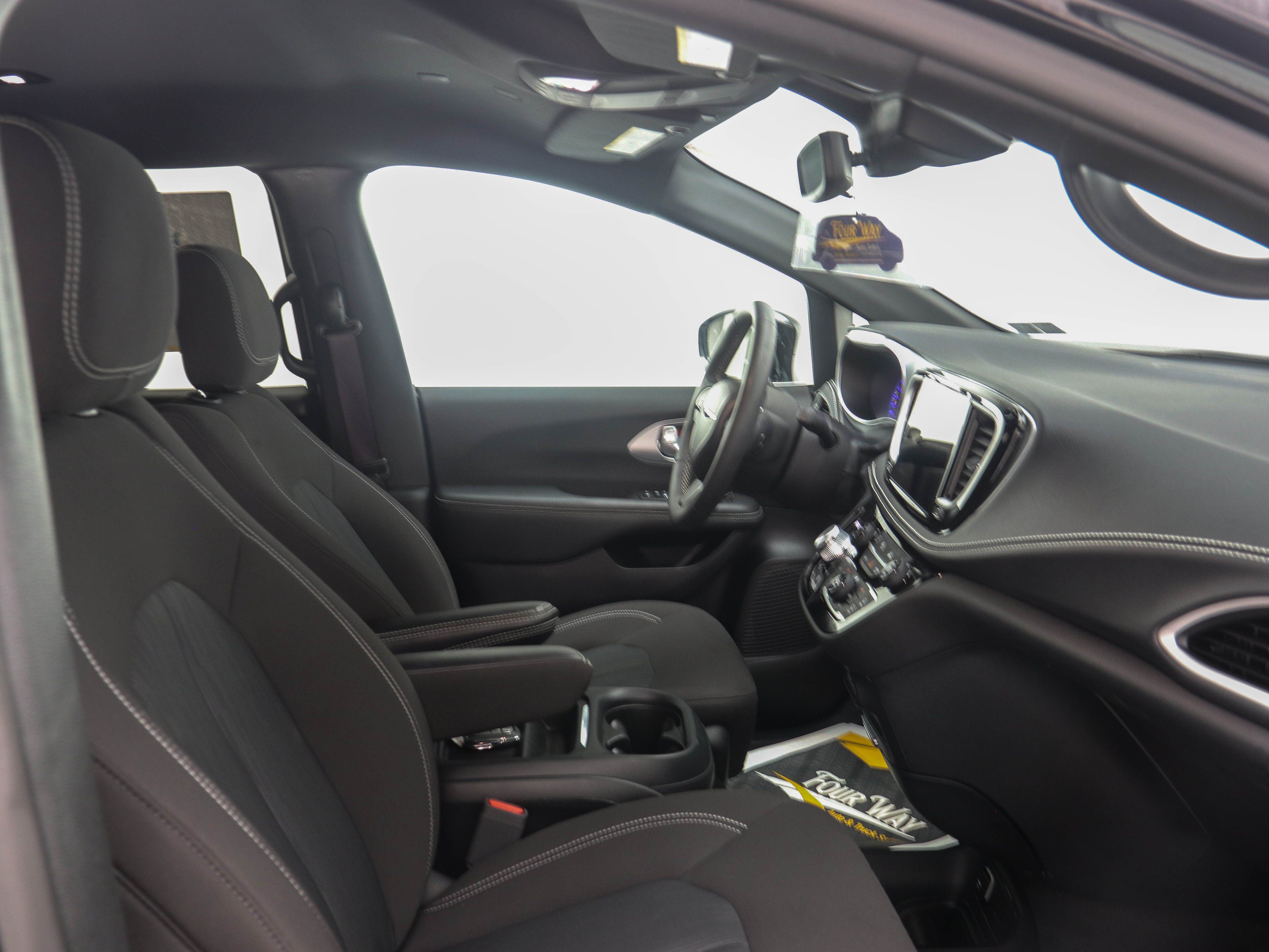 Used 2024 Chrysler Pacifica Touring FWD image 17
