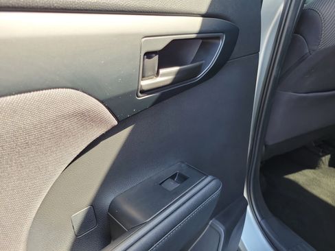 Used 2024 Toyota Highlander LE image 13