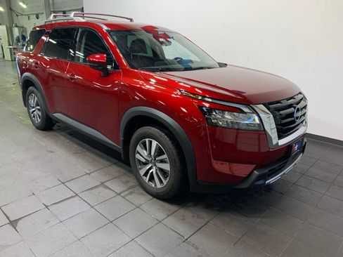 Used 2024 Nissan Pathfinder SL image 2