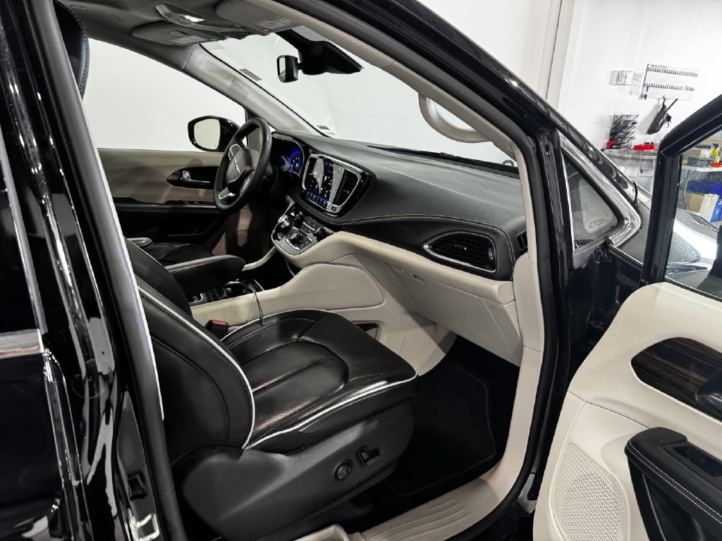 Used 2024 Chrysler Pacifica Limited FWD image 24