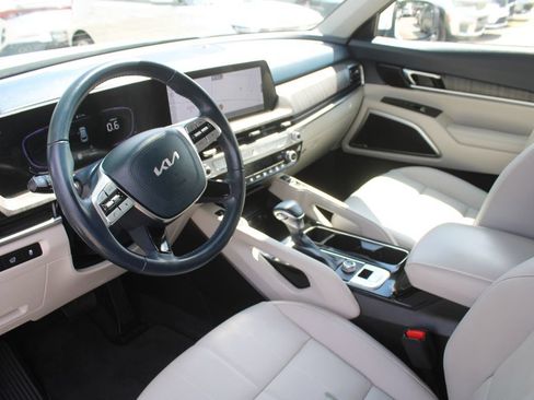 Used 2024 Kia Telluride EX w/ EX Captain's Chair Package FWD image 23