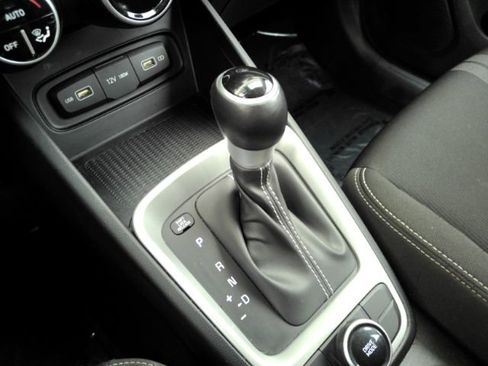 Used 2022 Hyundai Venue SEL w/ Cargo Package image 40