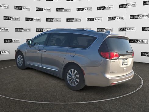 Used 2019 Chrysler Pacifica Touring-L image 3