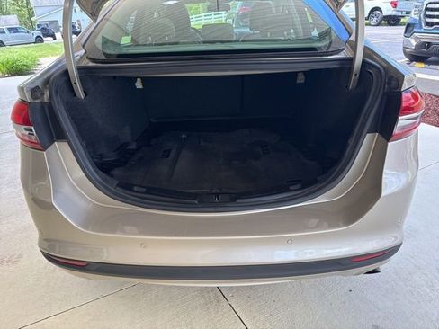 Used 2017 Ford Fusion SE w/ Fusion SE Technology Package FWD image 30