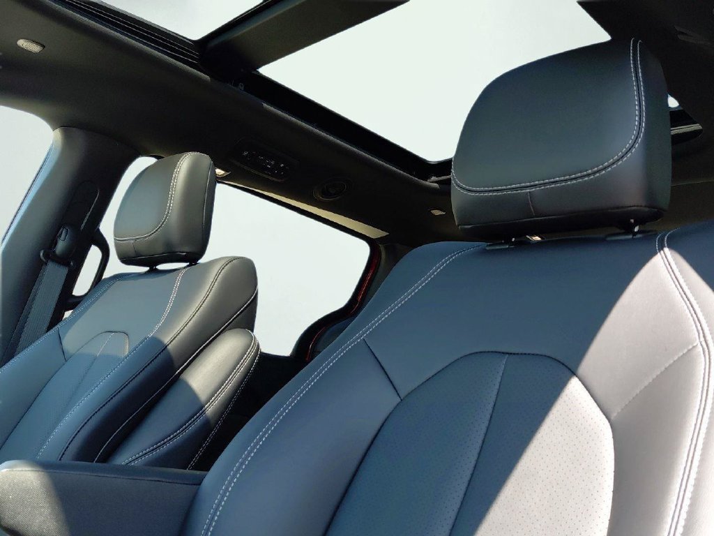 New 2026 Chrysler Pacifica Select AWD/4WD image 3
