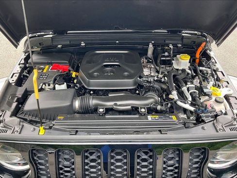 Used 2023 Jeep Wrangler Unlimited Sahara AWD/4WD image 9