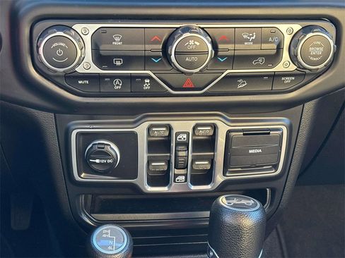 Used 2018 Jeep Wrangler Unlimited Sahara image 23