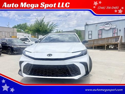 Used 2026 Toyota Camry Hybrid w/ Convenience Package FWD image 1