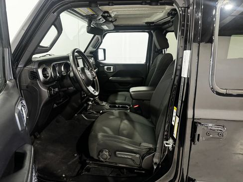 Used 2019 Jeep Wrangler Unlimited Sahara w/ Uconnect 4C Nav & Sound Group AWD/4WD image 16