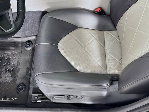 Used 2018 Toyota Camry L image 19