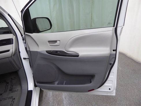 Used 2013 Toyota Sienna L image 21
