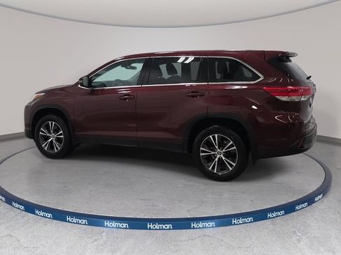 Used 2019 Toyota Highlander LE AWD/4WD image 9