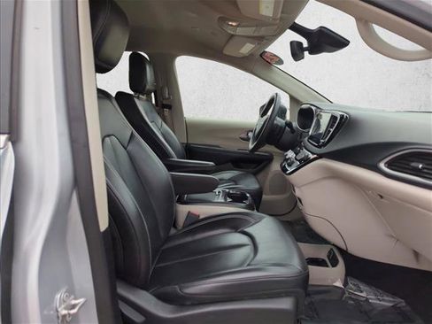 Used 2023 Chrysler Pacifica Touring-L FWD image 22