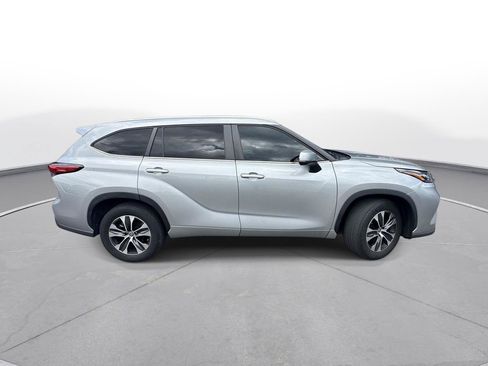 Used 2023 Toyota Highlander XLE FWD image 5