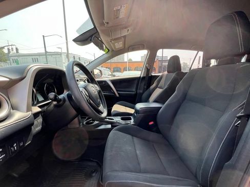 Used 2018 Toyota RAV4 LE AWD/4WD image 18