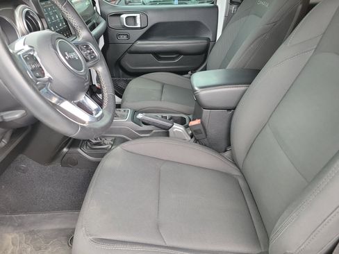 Used 2018 Jeep Wrangler Unlimited Sahara image 3