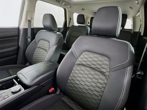 Used 2022 Nissan Pathfinder SV w/ SV Premium Package image 11