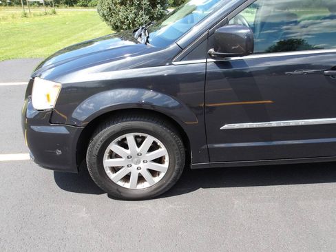 Used 2013 Chrysler Town & Country Touring FWD image 30