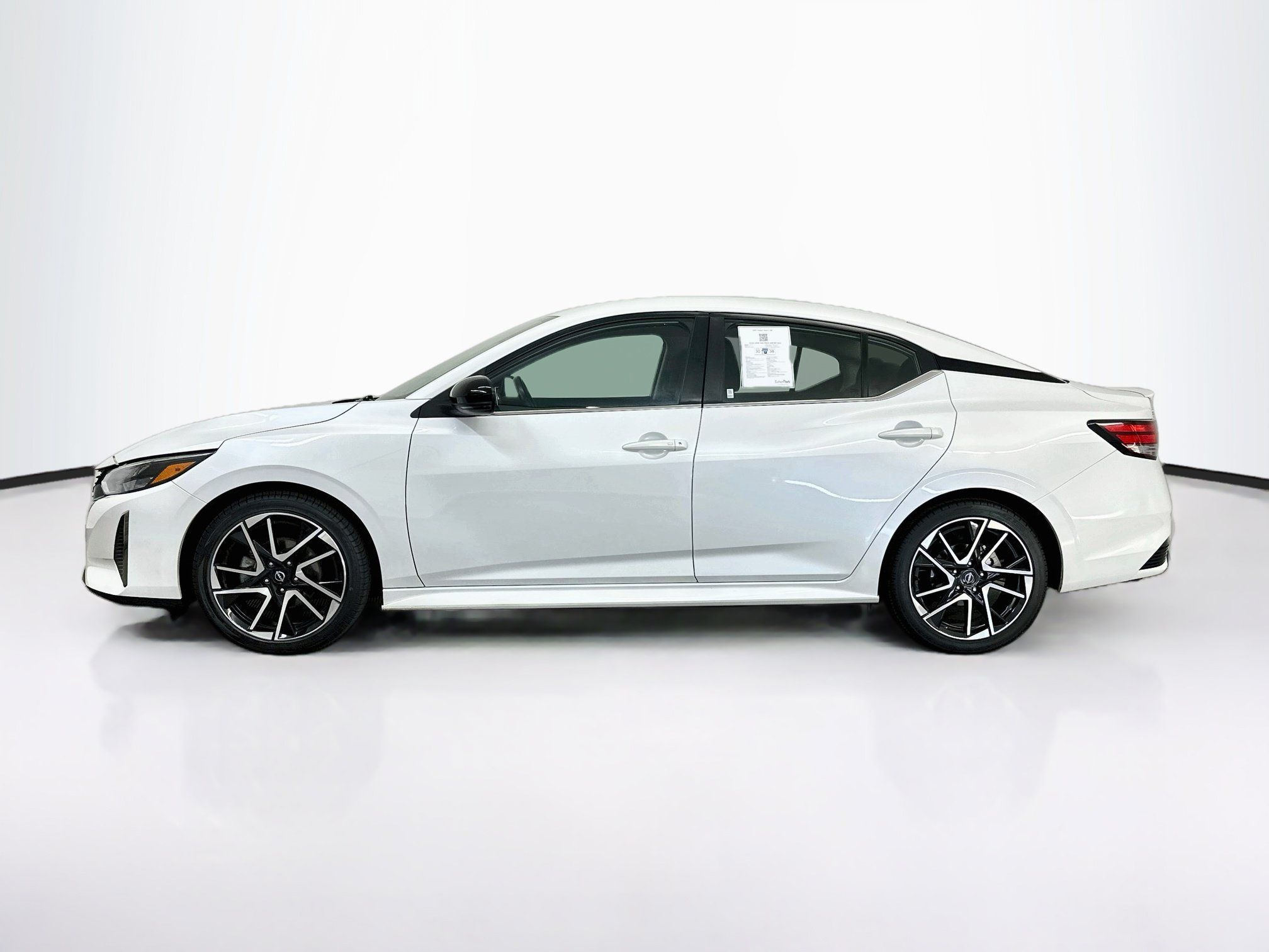 Used 2025 Nissan Sentra SR FWD image 4