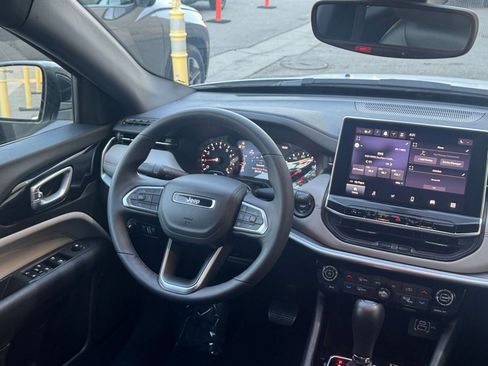 Used 2025 Jeep Compass Limited image 34