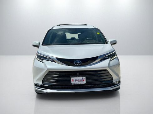 Used 2024 Toyota Sienna Platinum image 2