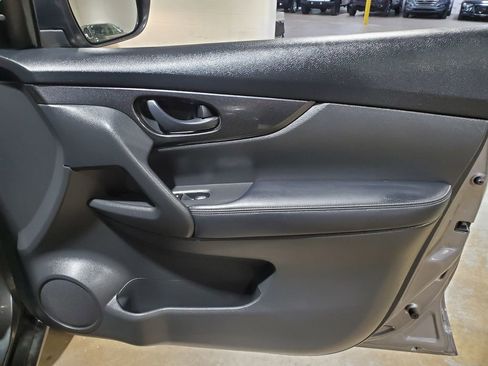Used 2020 Nissan Rogue S FWD image 16
