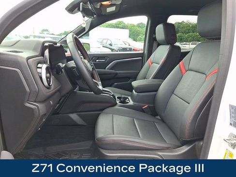Used 2025 Chevrolet Colorado Z71 w/ Z71 Convenience Package 2 AWD/4WD image 2