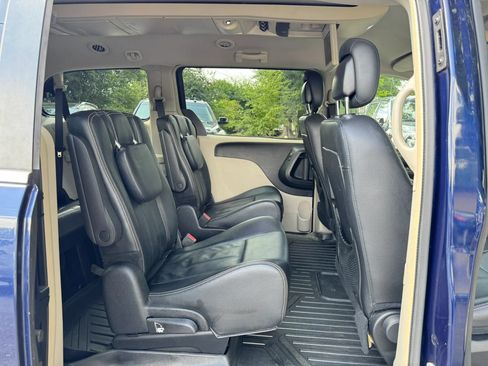 Used 2016 Chrysler Town & Country Touring FWD image 28