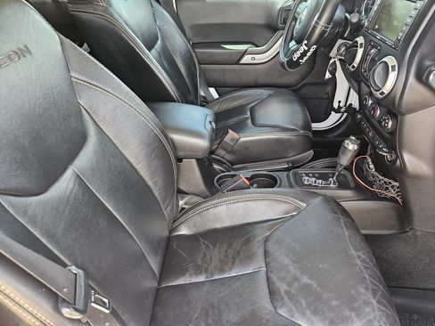 Used 2013 Jeep Wrangler Unlimited Rubicon w/ Connectivity Group AWD/4WD image 14
