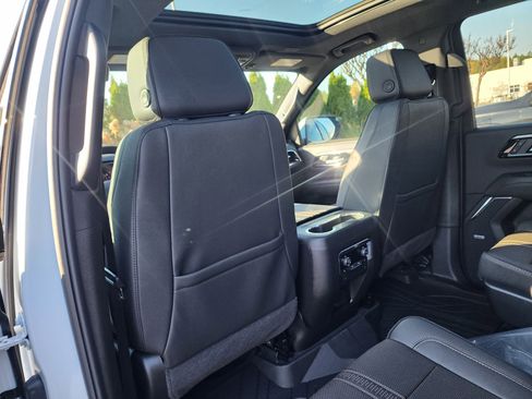 New 2026 Chevrolet Suburban High Country image 15