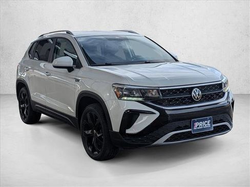 Used 2022 Volkswagen Taos SE image 3