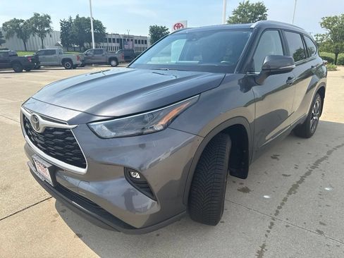 Used 2023 Toyota Highlander XLE AWD/4WD image 6