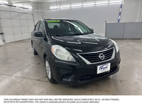 Used 2014 Nissan Versa SV image 3