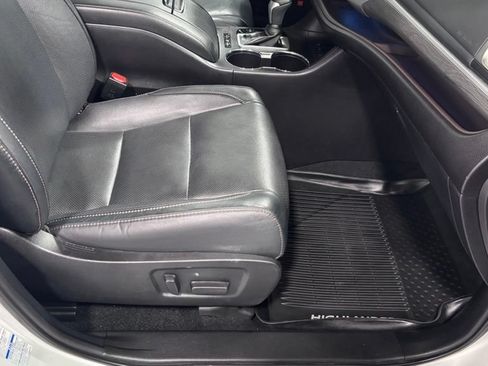 Used 2019 Toyota Highlander Limited AWD/4WD image 18
