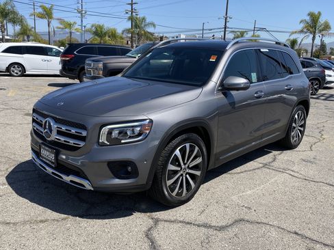 Used 2020 Mercedes-Benz GLB 250 4MATIC w/ Premium Package image 2
