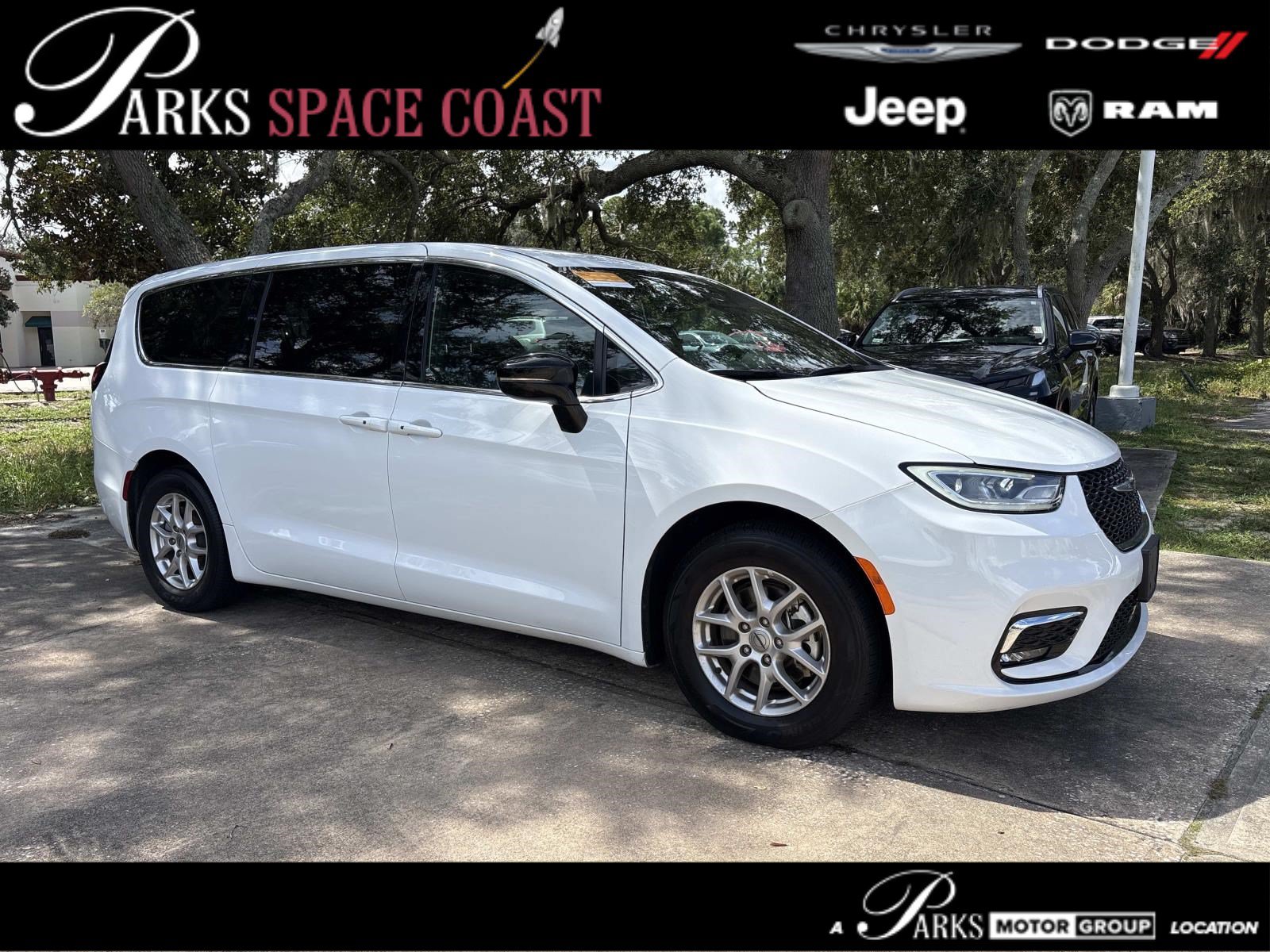 Certified 2025 Chrysler Pacifica Select FWD image 1