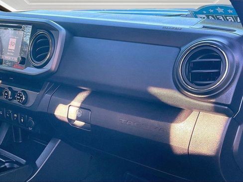 Used 2018 Toyota Tacoma TRD Sport image 16